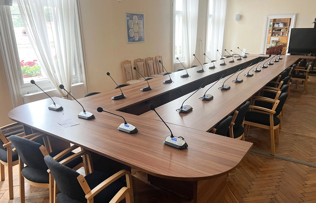 Intelligent Conference System para sa Gherla City Hall sa Romaniaa