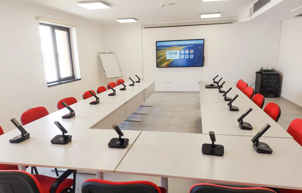 Wireless MIC System para sa isang Conference Room sa Albania